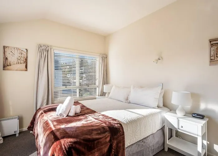 3br - Walk To & Town