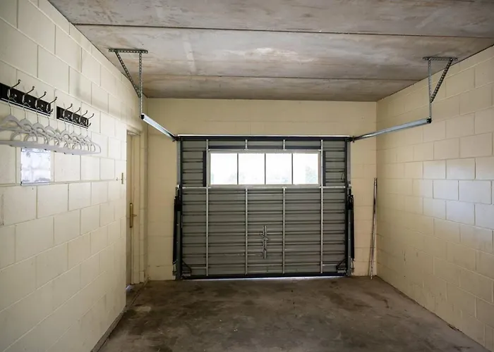 3br - Walk To & Town *