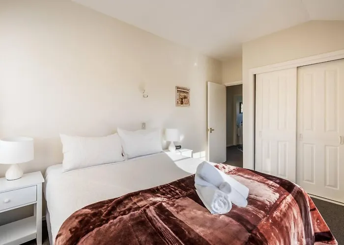 3br - Walk To & Town Apartment