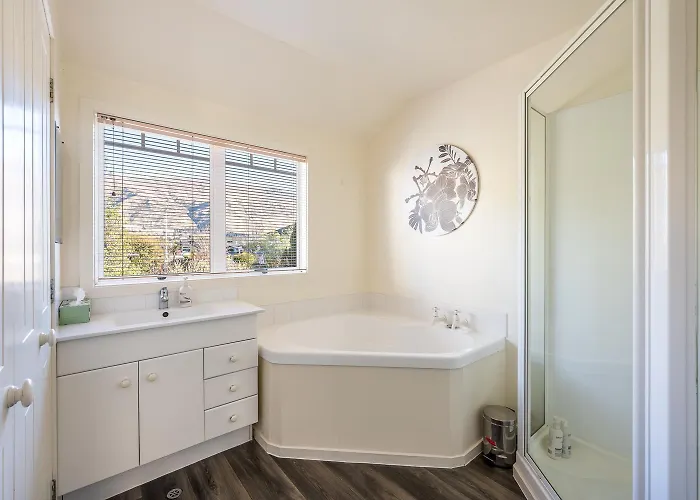 3br - Walk To & Town